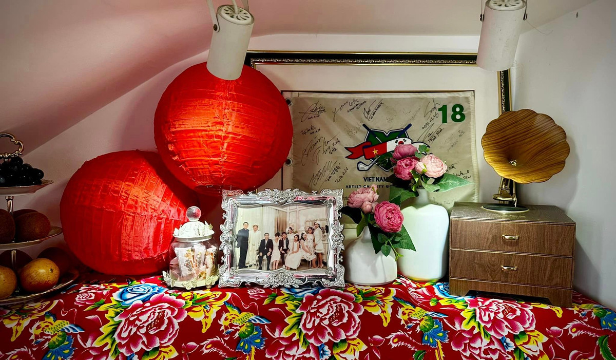 Gầm cầu thang cũng được trang trí bắt mắt. Nguồn ảnh: FBNV