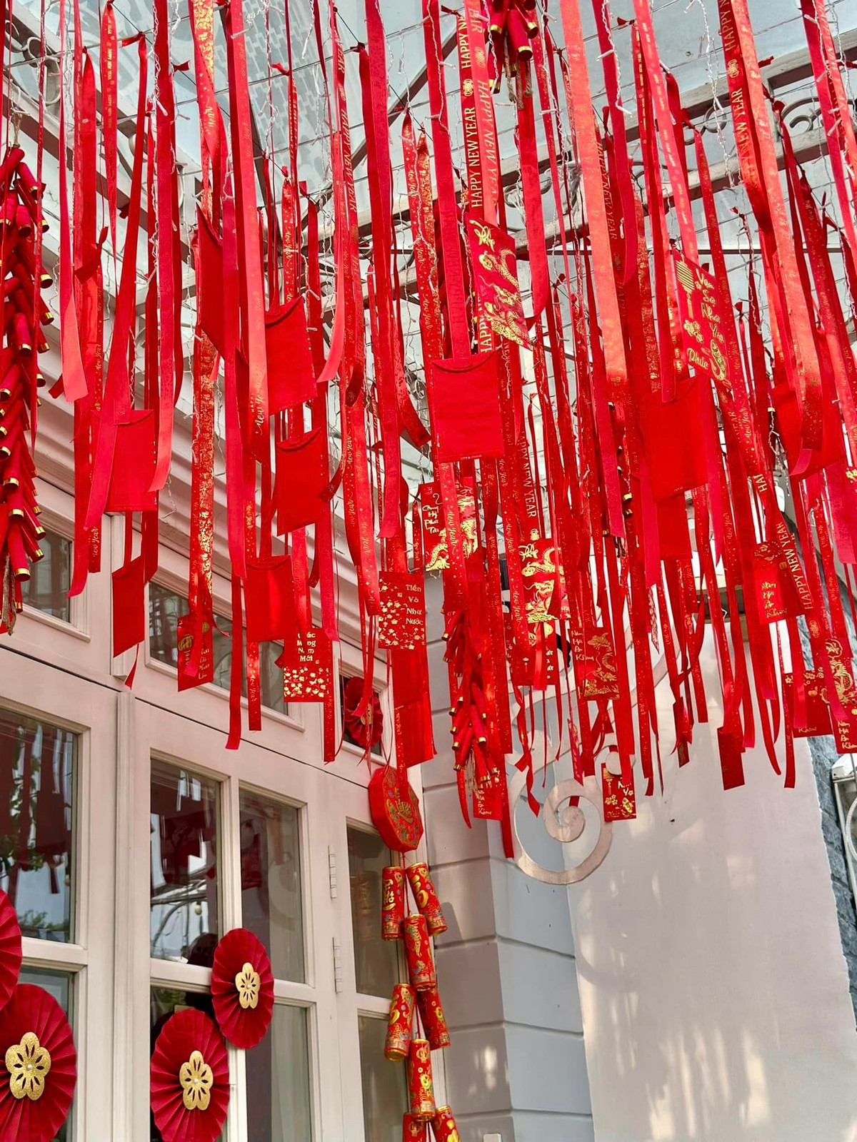 Vòm cửa cũng được tô điểm bởi sắc đỏ.