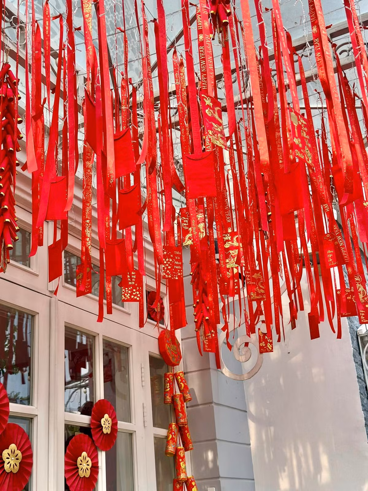 Vòm cửa cũng được tô điểm bởi sắc đỏ.