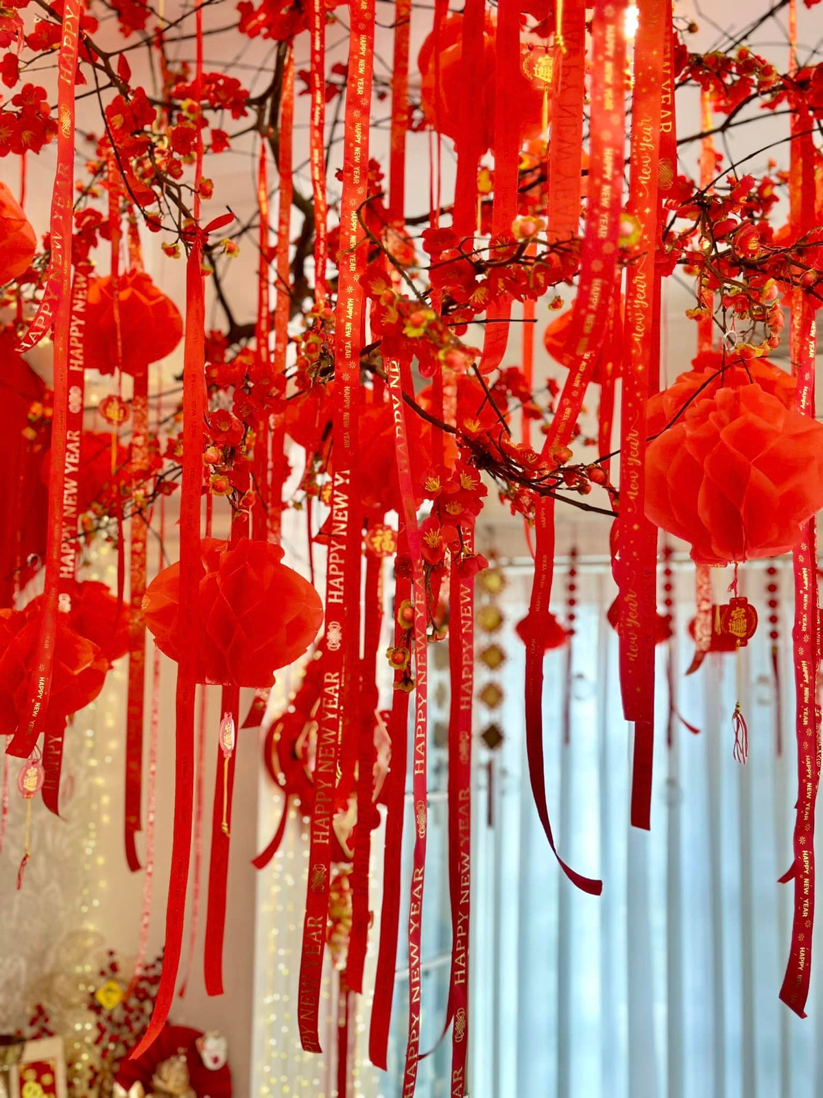 Năm nay, Thúy Hạnh trang trí đào đỏ. Năm ngoái, cựu siêu mẫu làm đào phai.