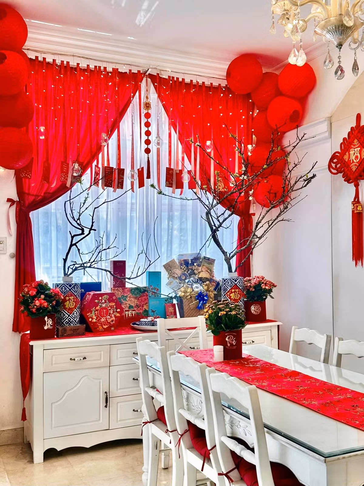 Góc trưng bày hàng ngày được thay thế bằng mận rừng và đèn lồng, lì xì đỏ rực.