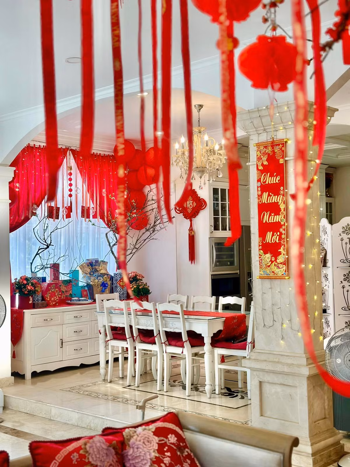 Siêu mẫu Thúy Hạnh chọn gam màu đỏ cho không gian rực rỡ.