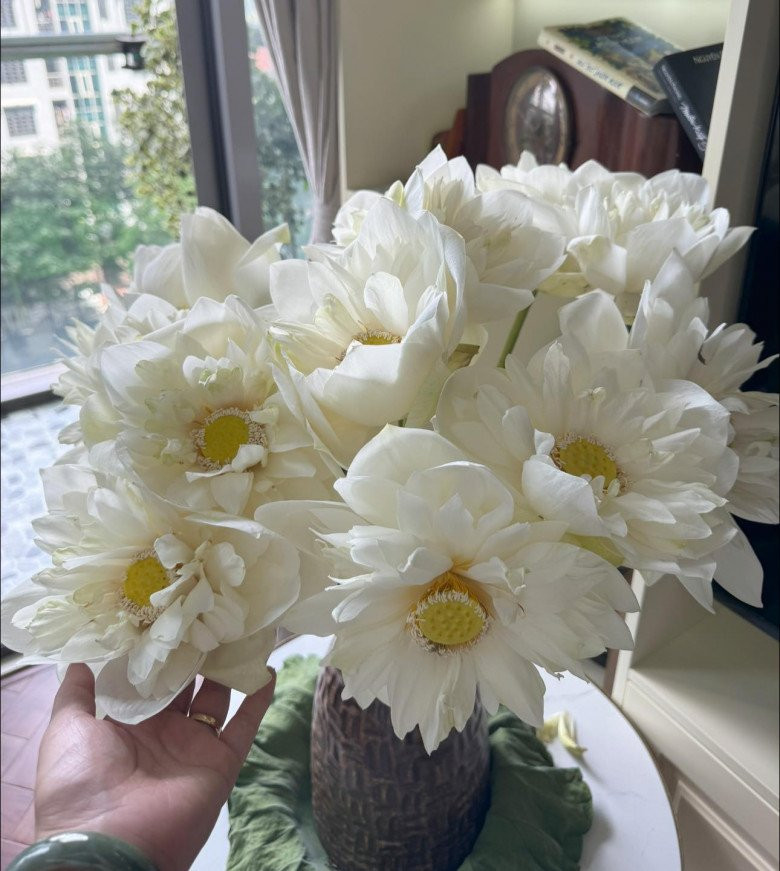 Bên trong nhà, bà xã Tự Long cắm hoa sen nhẹ nhàng mang lại cảm giác an yên. Nguồn ảnh: FBNV