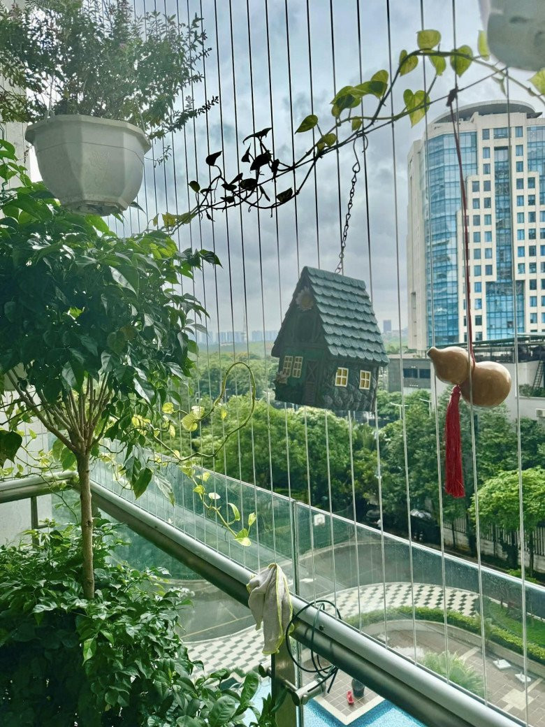 Ngoài cây xanh, bà xã NSND Tự Long còn trang trí ban công bằng những món decor lạ mắt.