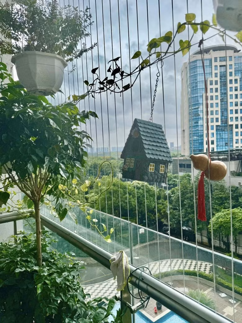 Ngoài cây xanh, bà xã NSND Tự Long còn trang trí ban công bằng những món decor lạ mắt.