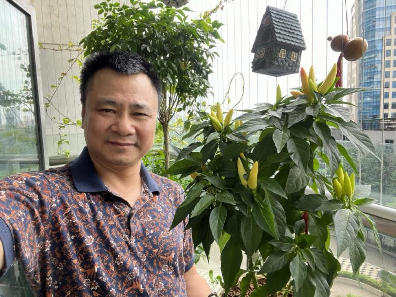 Ban công nhà NSND Tự Long trồng nhiều loại cây khác nhau, từ cây cảnh cho đến những chậu hoa rực rỡ. Điểm nhấn đặc biệt là chậu ớt xanh mướt cho trái căng mọng.