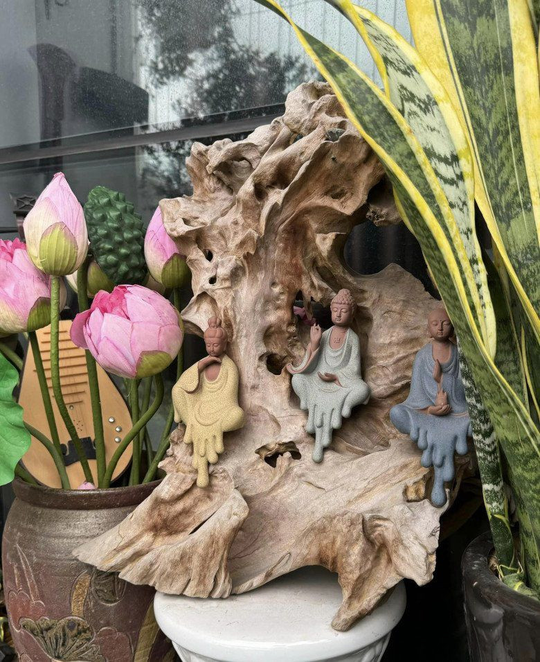 Vợ chồng Tự Long còn trưng bày tượng Phật ở ban công.