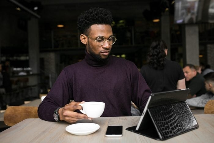 Cách làm này được gọi là “chỗ ngồi doanh thu”, mục đích là khiến hành khách rút thẻ tín dụng trong “giờ vàng” (60 phút đầu tiên sau khi đã kiểm tra an ninh).