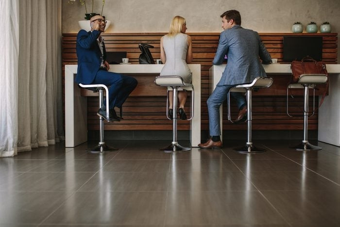 Ngay cả khi không có tên trên bảng chọn, thẻ tín dụng vẫn có thể mang lại lợi ích là mở cửa để vào phòng chờ sân bay miễn phí. Đừng ngại bước vào và hỏi.