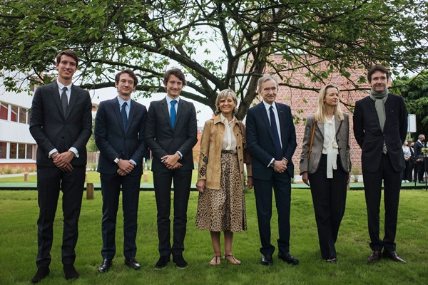 Theo đó, các con của ông sẽ nhận quyền sở hữu cổ phần bằng nhau tại công ty. Về mặt pháp lý, việc sở hữu này mang lại cho những người thừa kế một thước đo quyền lực ngang bằng. Ảnh: Getty