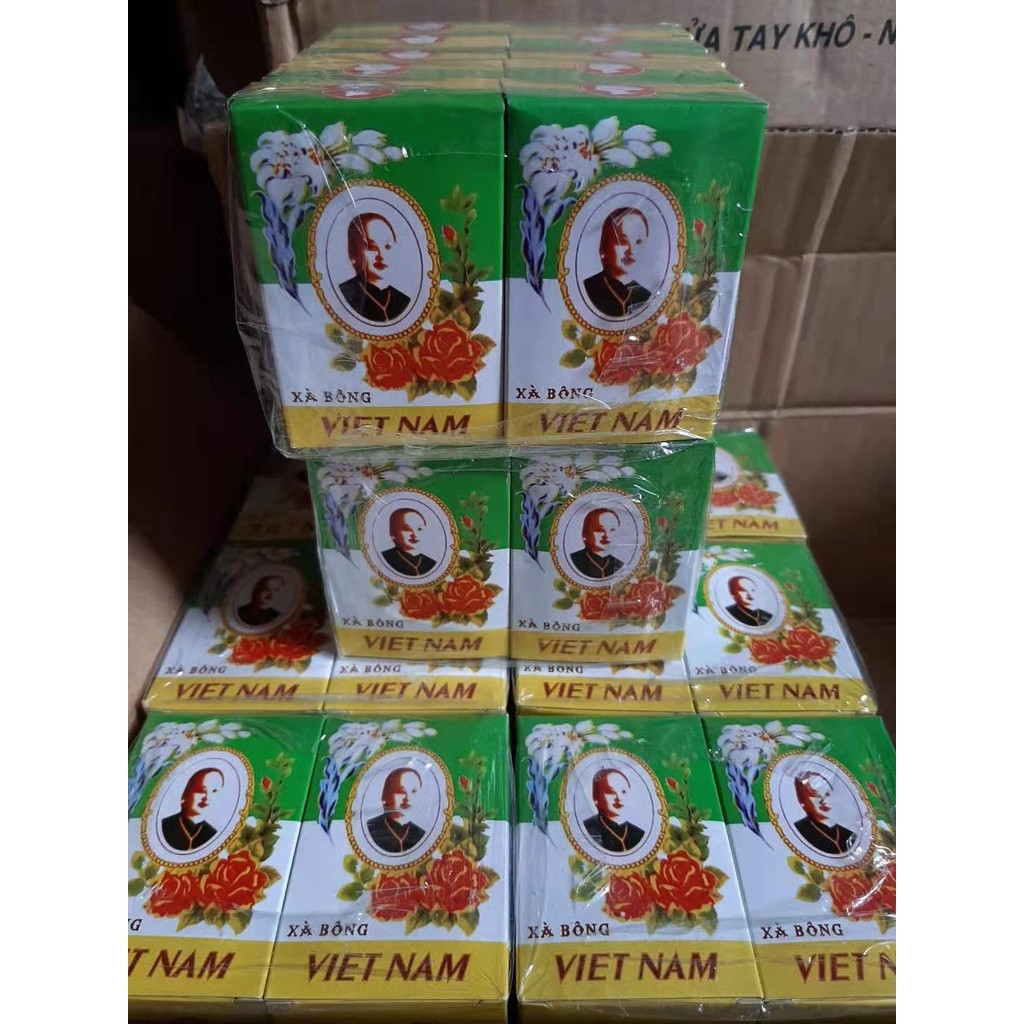 Nhưng theo thời gian, xà bông Cô Ba dần vắng dần trên thị trường Việt. Hiện có rất ít nơi còn bán loại xà bông này. Hiện tại, xà bông Cô Ba được bán trên một số kênh thương mại điện tử với mức giá chỉ 70.000 đồng/1 lốc 10 hộp. Ảnh: Metric