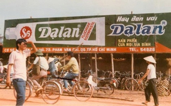 Khoảng hơn 30 năm về trước, người người, nhà nhà dùng kem đánh răng Dạ Lan. Loại kem đánh răng này được ưa chuộng bởi mùi hương, chất lượng và bởi niềm tin của người tiêu dùng vào một sản phẩm đậm chất Việt Nam. Ảnh: Người đưa tin