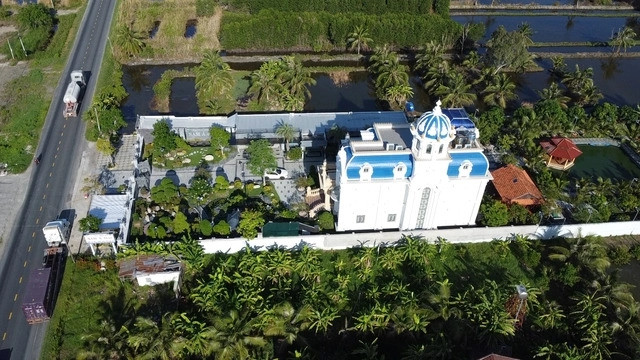 Tuy nhiên, do không đủ chi phí chuyển đổi mục đích sử dụng sang đất ở, chủ biệt thự này từng rao bán với giá 55 tỷ đồng. Ảnh: Người lao động