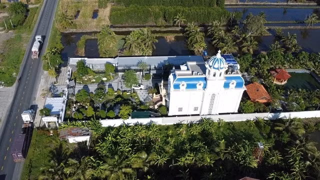 Tuy nhiên, do không đủ chi phí chuyển đổi mục đích sử dụng sang đất ở, chủ biệt thự này từng rao bán với giá 55 tỷ đồng. Ảnh: Người lao động