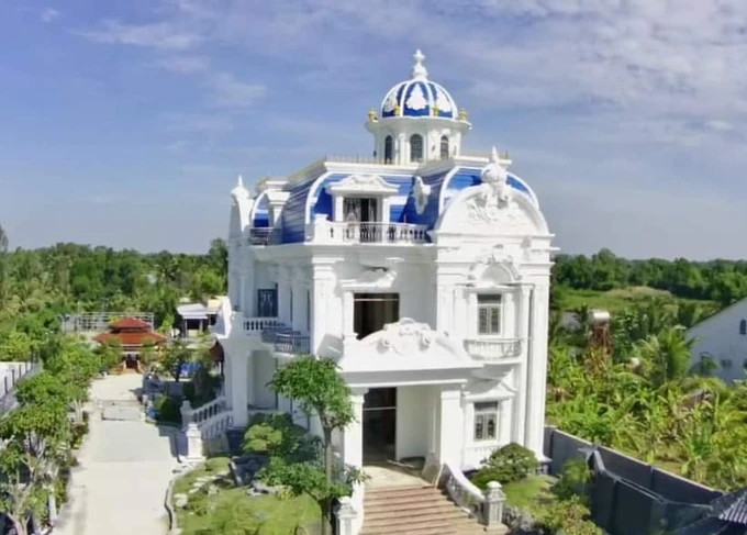 Căn biệt thự tọa lạc tại xã Tân Thành (TP Cà Mau), trên khu đất rộng hơn 3.500m2. Ảnh; SGGP