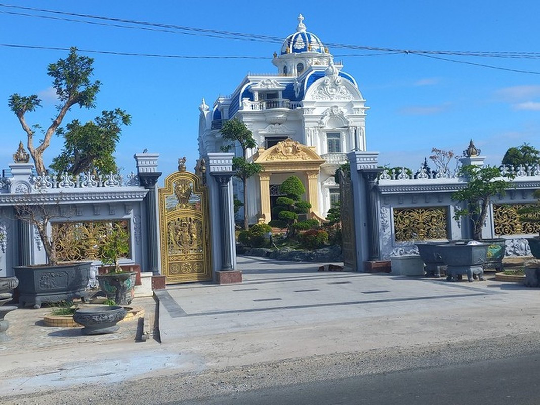 Sự bề thế của căn biệt thự khiến nhiều người không khỏi trầm trồ. Ảnh: Người lao động