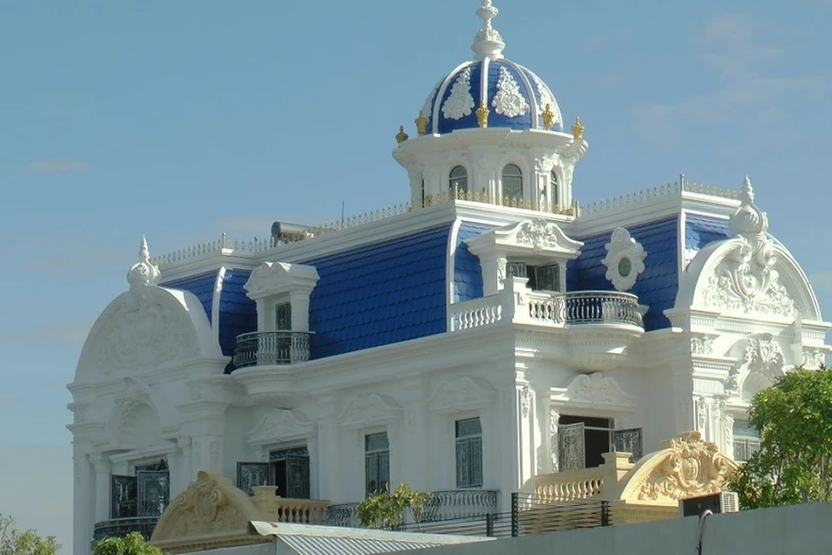 Bên ngoài căn biệt thự sử dụng gam màu trắng chủ đạo. Ảnh: Plo