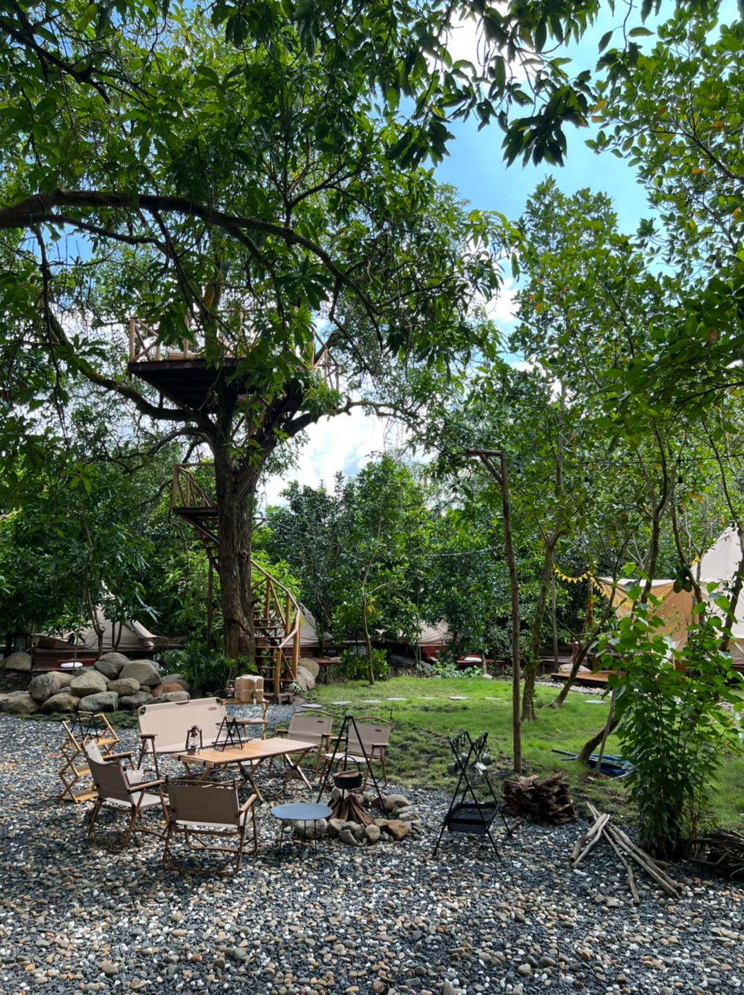 Nhiều du khách không khỏi choáng ngợp bởi khu sinh thái của Vân Trang quá rộng lớn, đi mỏi chân vẫn chưa hết những điểm tham quan. Nguồn ảnh: FBNV