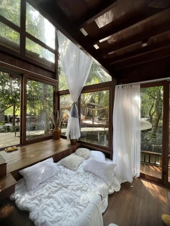 Mỗi khu nhà nghỉ đều sở hữu không gian thoáng đãng với bàn ghế và giường tủ thoải mái.