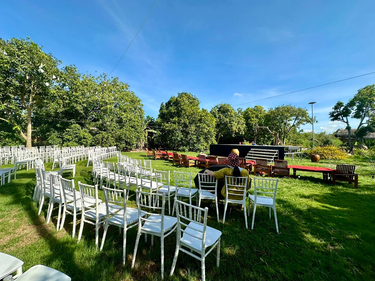 Xung quanh miệt vườn là rất nhiều loại cây lâu năm.