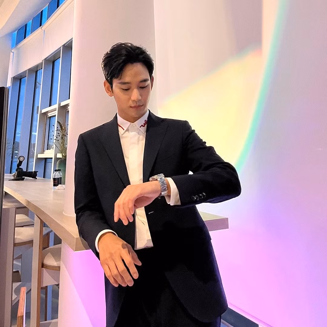 Ngoài đóng phim, nam tài tử Hàn Quốc còn là “ông hoàng quảng cáo” của giới giải trí Hàn. Trong chương trình TMI News của Mnet, MC công bố thù lao quảng cáo của Kim Soo Hyun là 1 tỷ won/quảng cáo, tổng 30 tỷ won/năm. Ảnh: Herzindagi