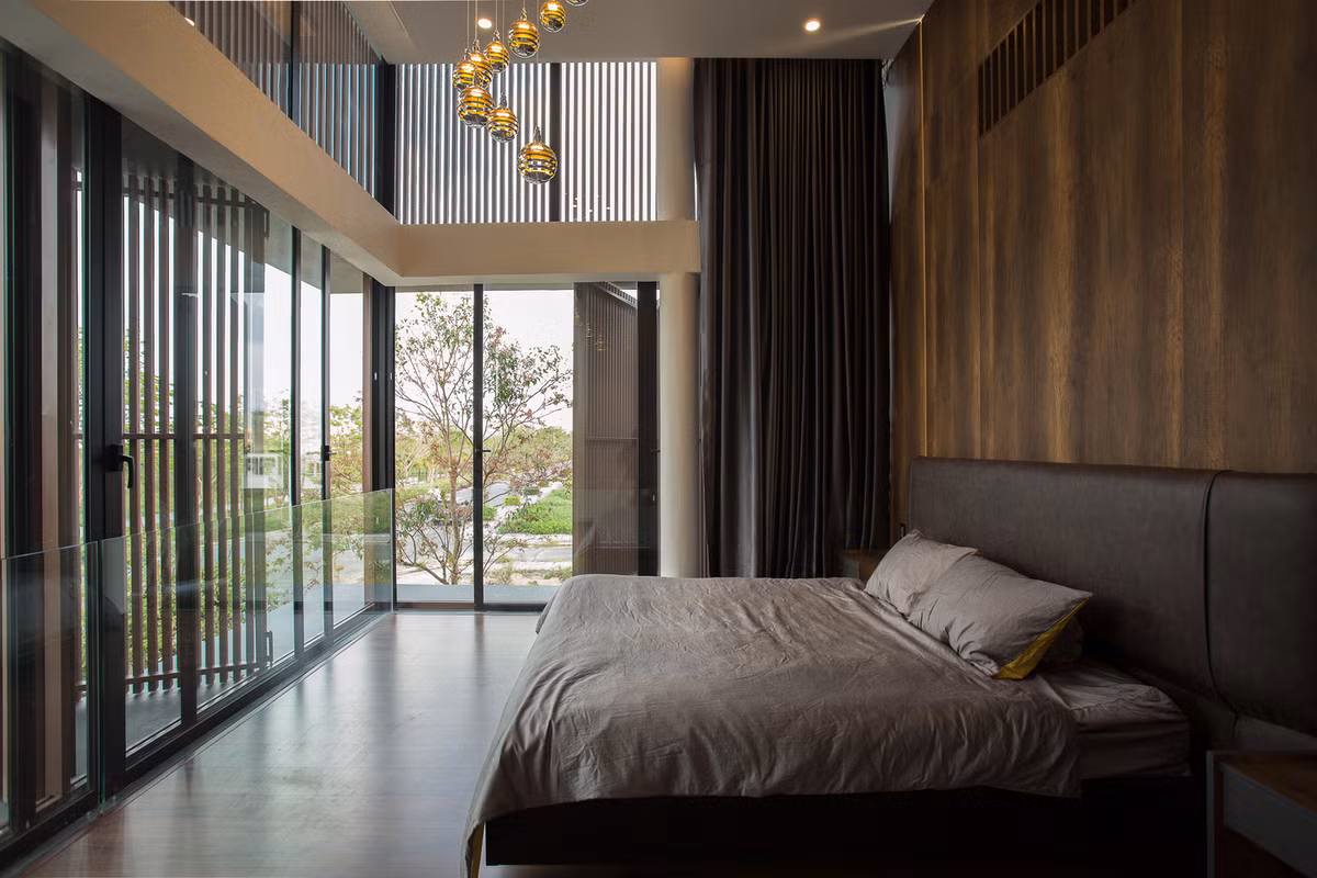 Phòng ngủ thiết kế trần cao giúp không gian thoáng đãng. Ảnh: 85 Design