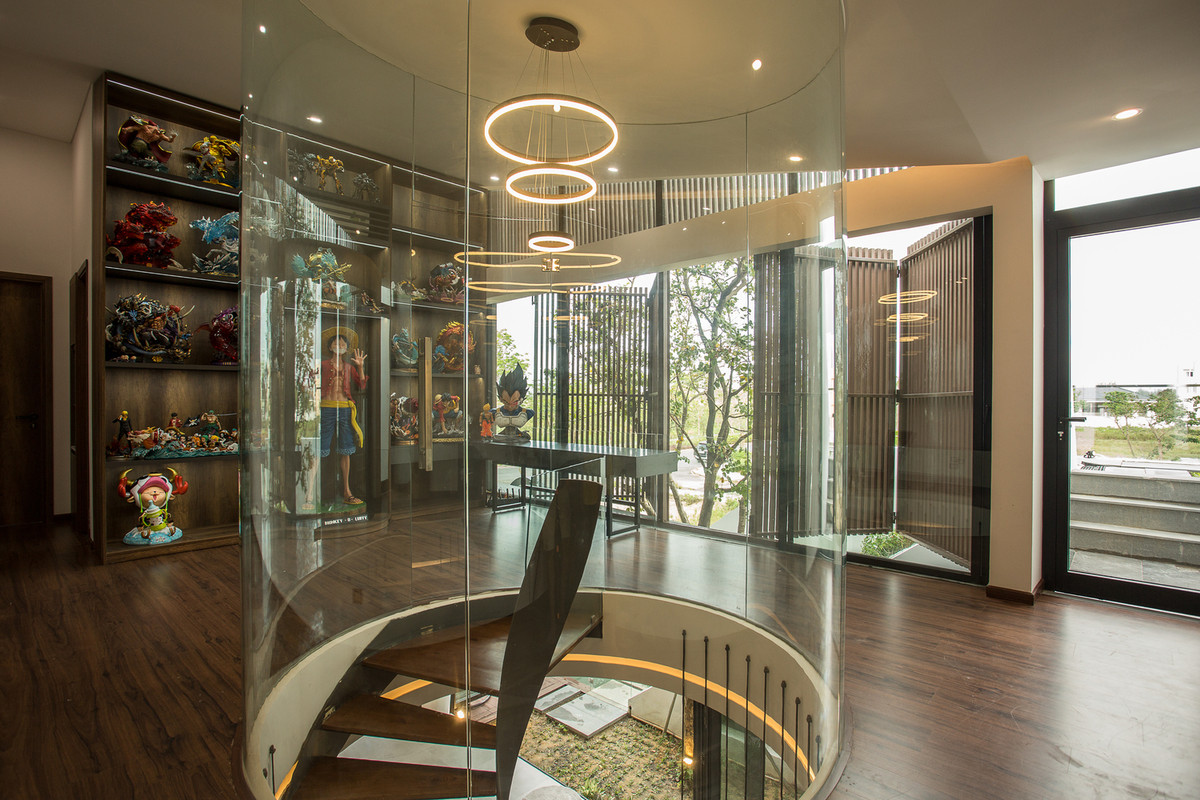 Để ngôi nhà đón nhận được tối đa ánh sáng và gió trời, kiến trúc sư gắn kết không gian bên trong với khu vực ngoài trời bằng hệ thống cửa trượt lớn. Ảnh: 85 Design