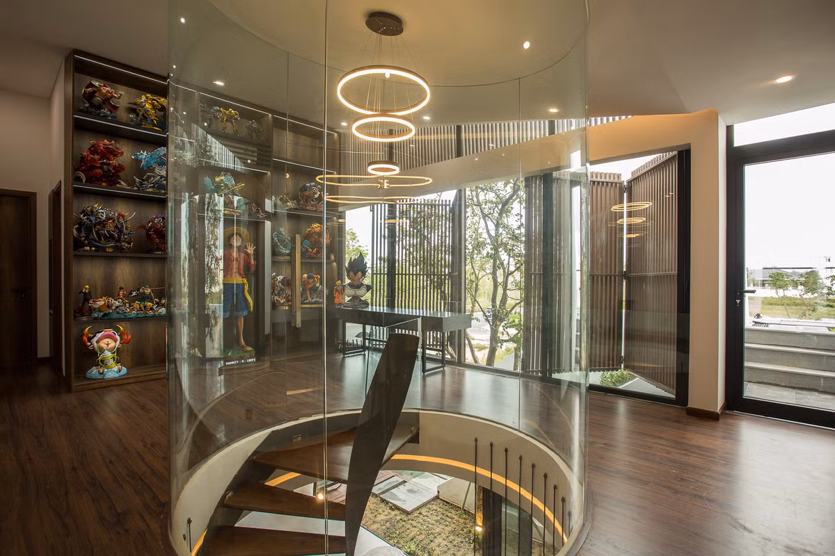 Để ngôi nhà đón nhận được tối đa ánh sáng và gió trời, kiến trúc sư gắn kết không gian bên trong với khu vực ngoài trời bằng hệ thống cửa trượt lớn. Ảnh: 85 Design