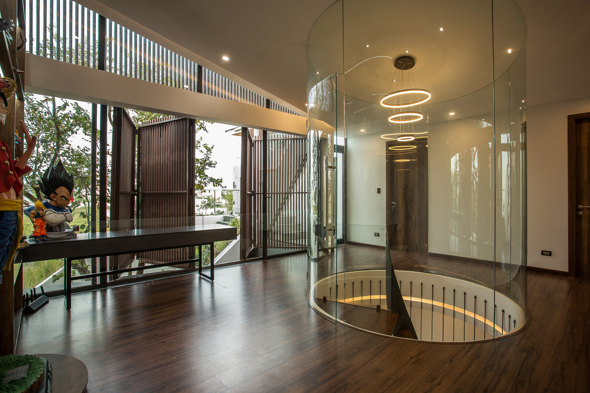 Hệ lam chắn giúp điều hòa không khí và cân đối ánh sáng đưa vào các phòng. Ảnh: 85 Design