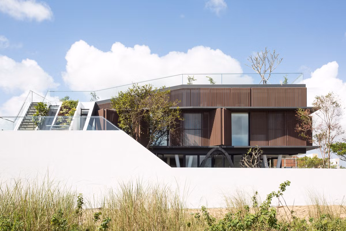  Ngôi nhà có tổng diện tích 250m2, được thiết kế cho một cặp vợ chồng trẻ và hai đứa con nhỏ. Ảnh: 85 Design