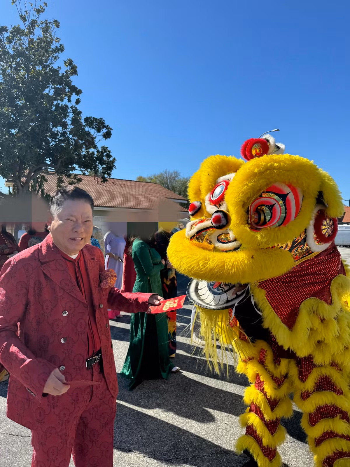 Tỷ phú Hoàng Kiều và gia đình đoàn viên ngày mùng 1 Tết. Ảnh: FBNV