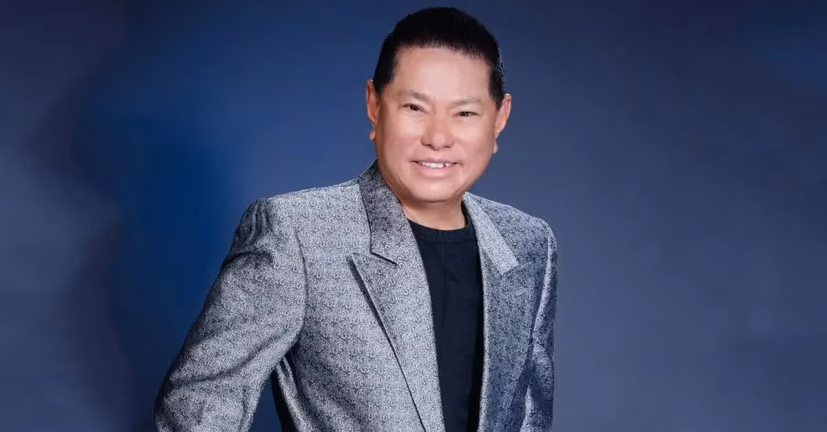 Năm 2021, tỷ phú Hoàng Kiều công bố thừa nhận mình không còn giàu có như xưa. Hoàng Kiều chia sẻ: "Bây giờ, tôi nợ nần như chúa Chổm, bị lọt khỏi danh sách 400 tỷ phú ở Mỹ. Tôi rớt đài rồi! Từ một tỷ phú đứng thứ 148 với tài sản 3,8 tỷ USD, bây giờ nợ 3 tỷ USD và không còn là tỷ phú nữa". Ảnh: Internet