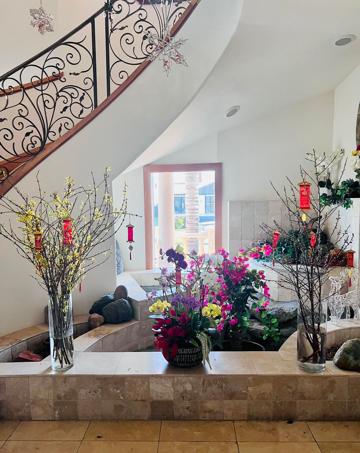 Hiện tại, vị doanh nhân người Mỹ gốc Việt không còn xuất hiện nhiều trên các phương tiện truyền thông. Ông tận hưởng cuộc sống bình yên, an nhiên tự tại bên căn biệt thự tại Mỹ. Ảnh: FBNV