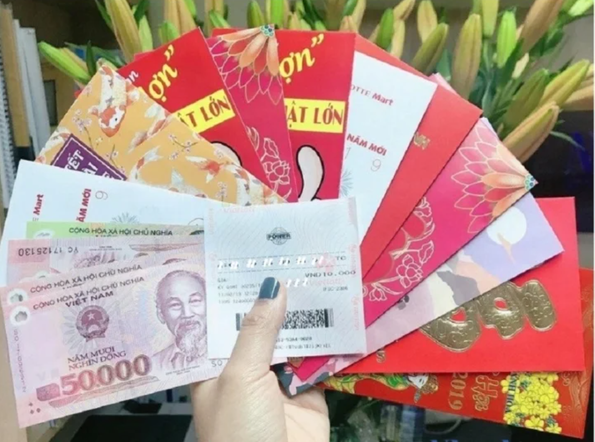 Ngoài cách làm thông thường là chia đều cho nhân viên, nhiều doanh nghiệp lì xì đầu năm mới bằng cách nghĩ thêm nhiều cách mới mẻ cho "quân " của mình.