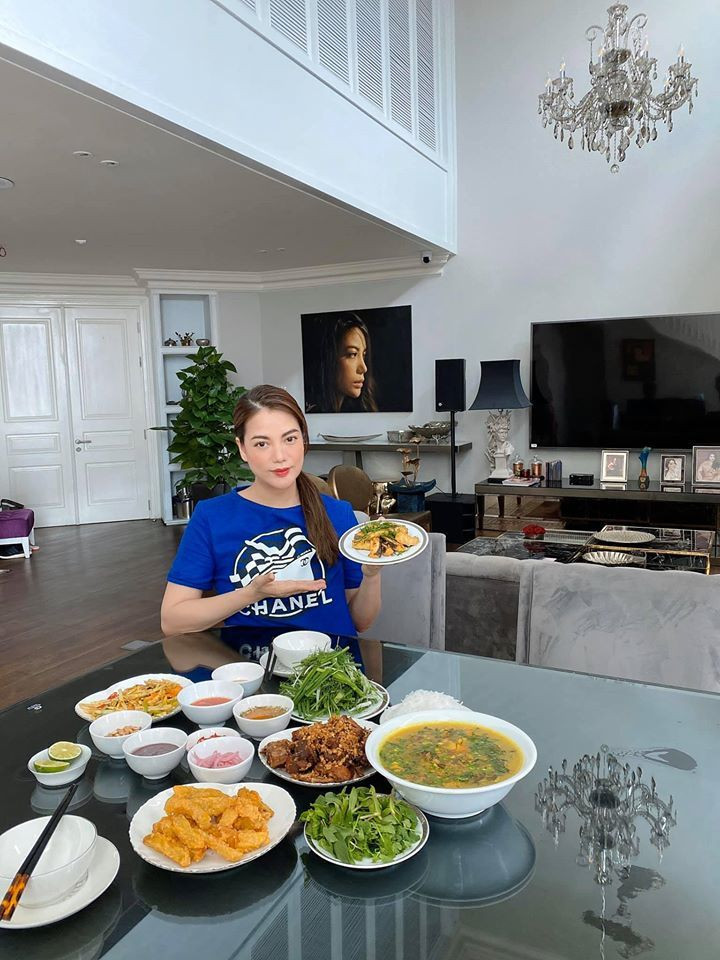 Căn hộ của Trương Ngọc Ánh thiết kế mở. Phòng khách và bếp được kết nối với nhau tạo không gian thoáng đãng. Ảnh: FBNV