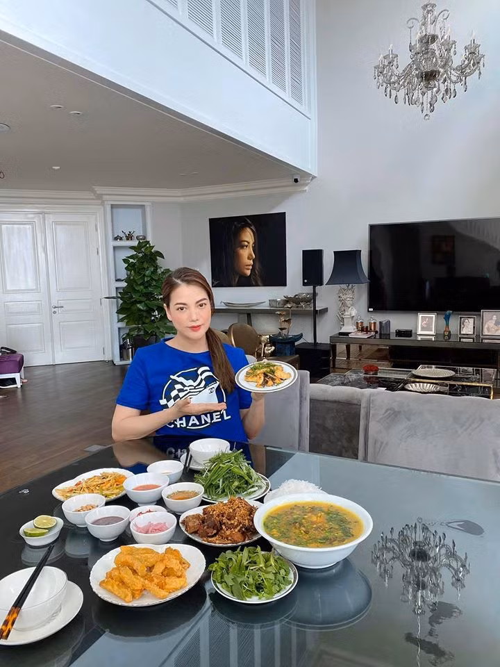 Căn hộ của Trương Ngọc Ánh thiết kế mở. Phòng khách và bếp được kết nối với nhau tạo không gian thoáng đãng. Ảnh: FBNV