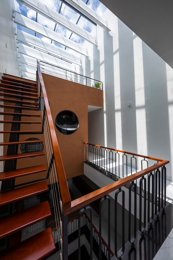 Với một gia đình lớn sống trong không gian dài và hẹp, kiến trúc sư muốn mang đến những không gian sống động, cùng yếu tố tự nhiên và kết nối mọi người nhiều nhất có thể.