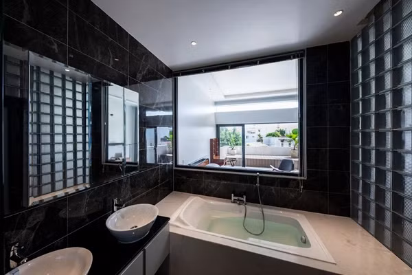 Phòng tắm tiện nghi với gam màu đen chủ đạo. Nguồn ảnh: Hiroyuki Oki