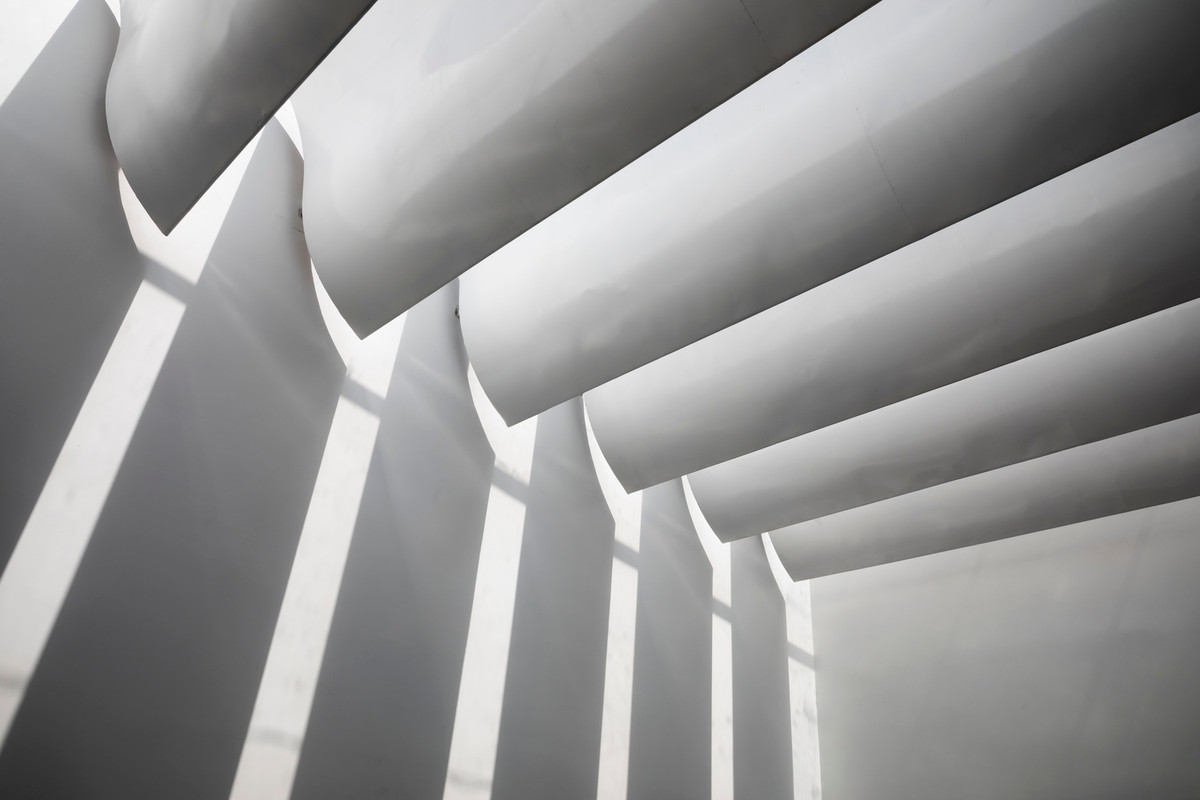 Khi mặt trời đi qua, ánh sáng chiếu xuống tạo nên nhịp điệu sáng tối ấn tượng.