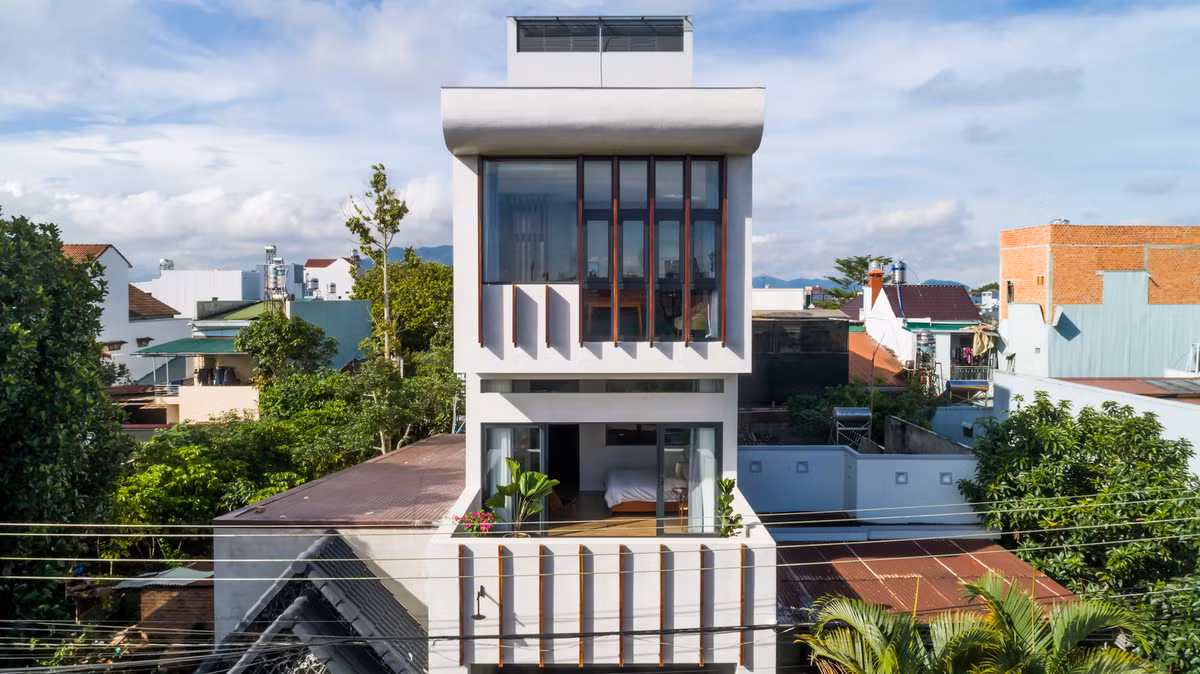 Đúng như mong muốn của gia chủ, hệ thống cửa chớp có thể xoay, điều chỉnh lượng ánh sáng, giúp tăng tính thẩm mỹ và trải nghiệm cho người dùng.