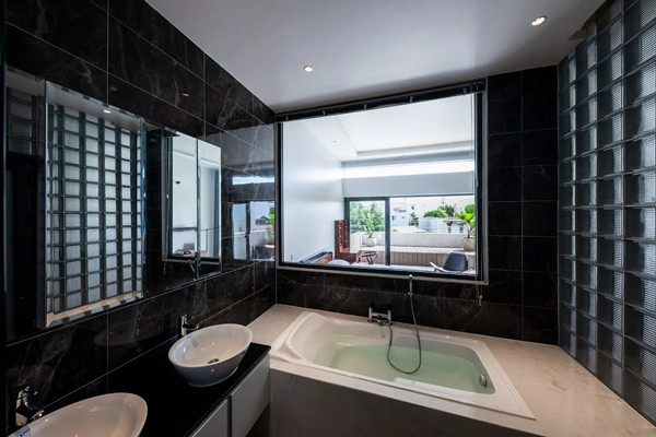 Phòng tắm tiện nghi với gam màu đen chủ đạo. Nguồn ảnh: Hiroyuki Oki