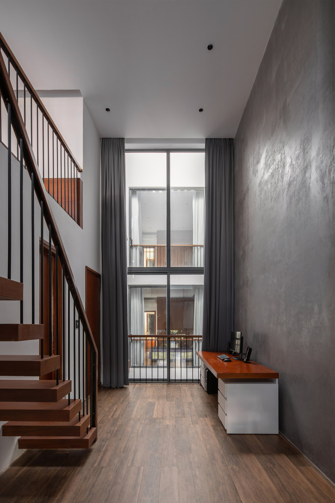 Nhờ đó tạo sự kết nối giữa người với người theo phương đứng và phương ngang, thông qua các cửa kính lớn mở hướng vào giữa nhà. Ảnh: Hoàng Lê