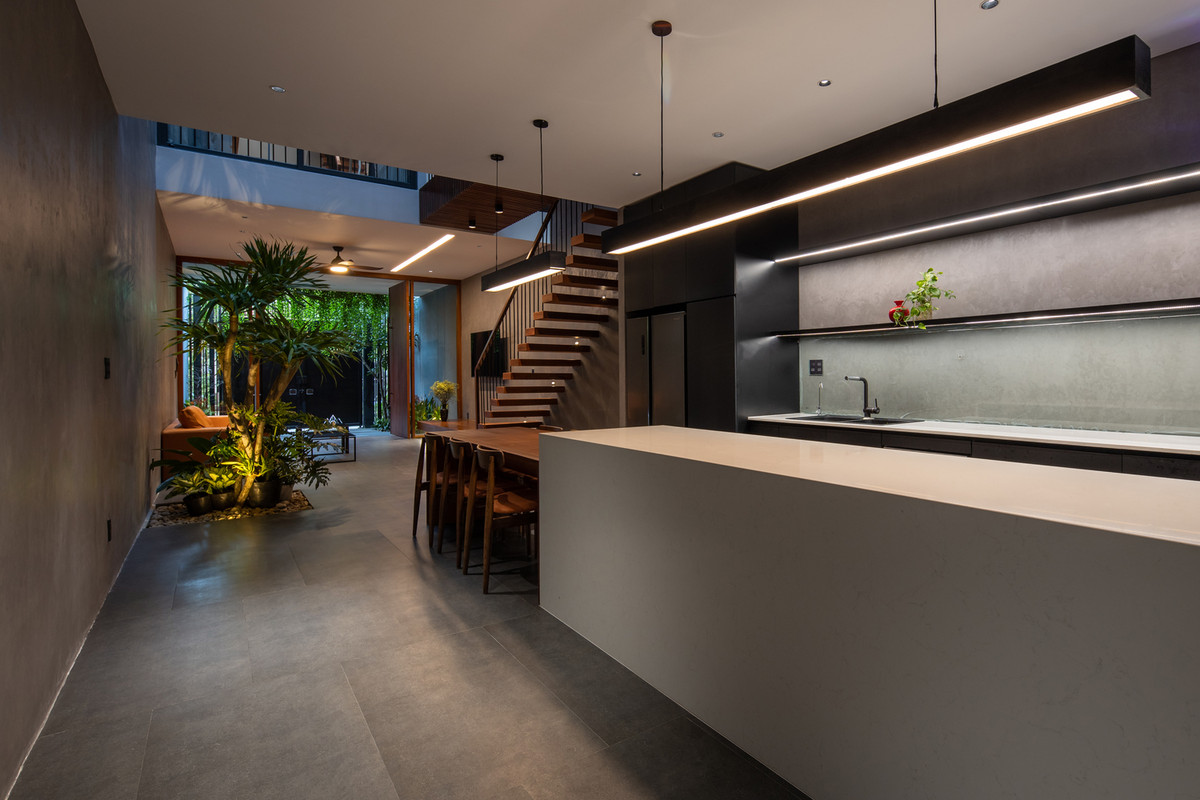 Nội thất phòng bếp được thiết kế tỉ mỉ khiến không gian trở nên gọn gàng hơn. Ảnh: Hoàng Lê