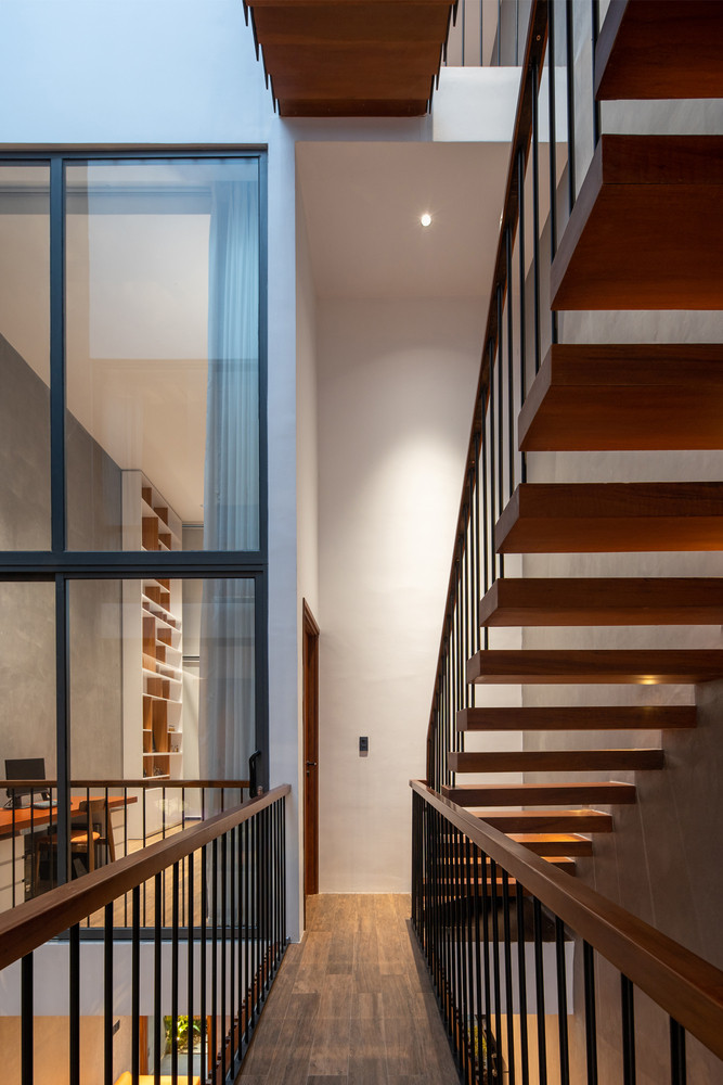Cầu thang lan can có độ hở giúp không gian thêm thông thoáng, tối ưu ánh sáng. Ảnh: Hoàng Lê