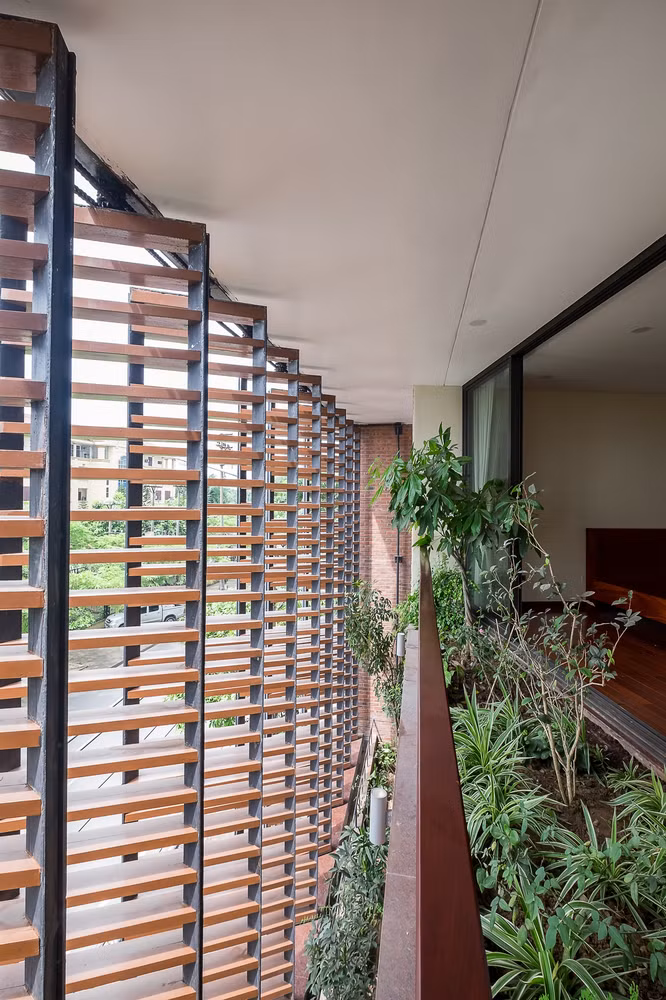 Nhờ hệ thống cửa này, mặt tiền của ngôi nhà dường như "biết thở".