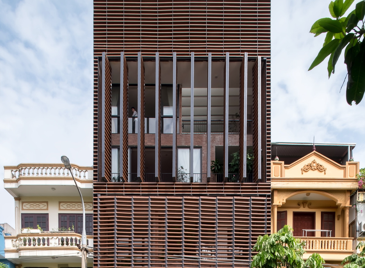 Tọa lạc tại trung tâm thành phố Bắc Ninh, ngôi nhà đủ rộng cho một gia đình 4 thế hệ sinh sống. Thiết kế nhà được lấy cảm hứng từ hiệu ứng ánh sáng và không gian từ các hang động trong thiên nhiên.