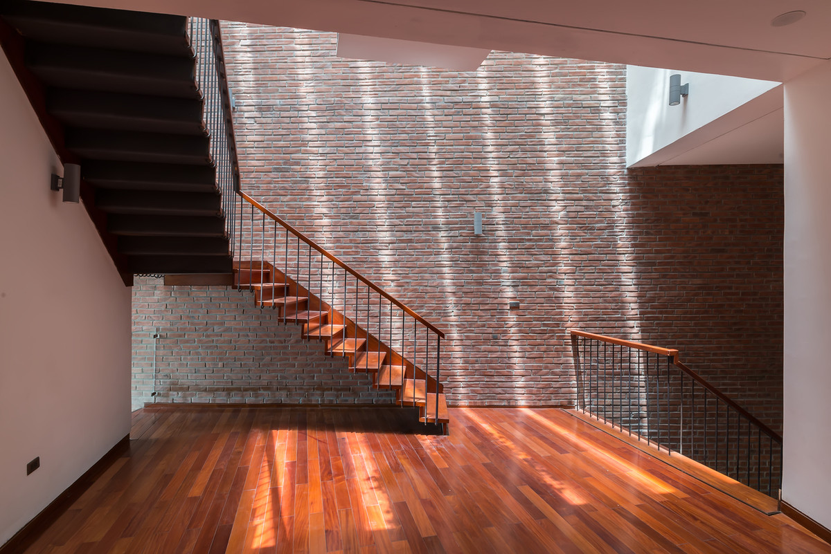 Gạch xây tường được giữ nguyên bản, mang lại cảm giác mộc mạc cho nhà phố.