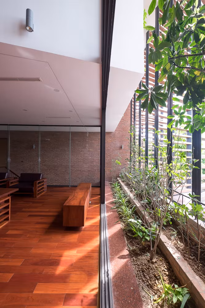 Hiệu ứng ánh sáng kết hợp cây xanh bố trí khắp không gian tạo ra trải nghiệm ấn tượng về thị giác.