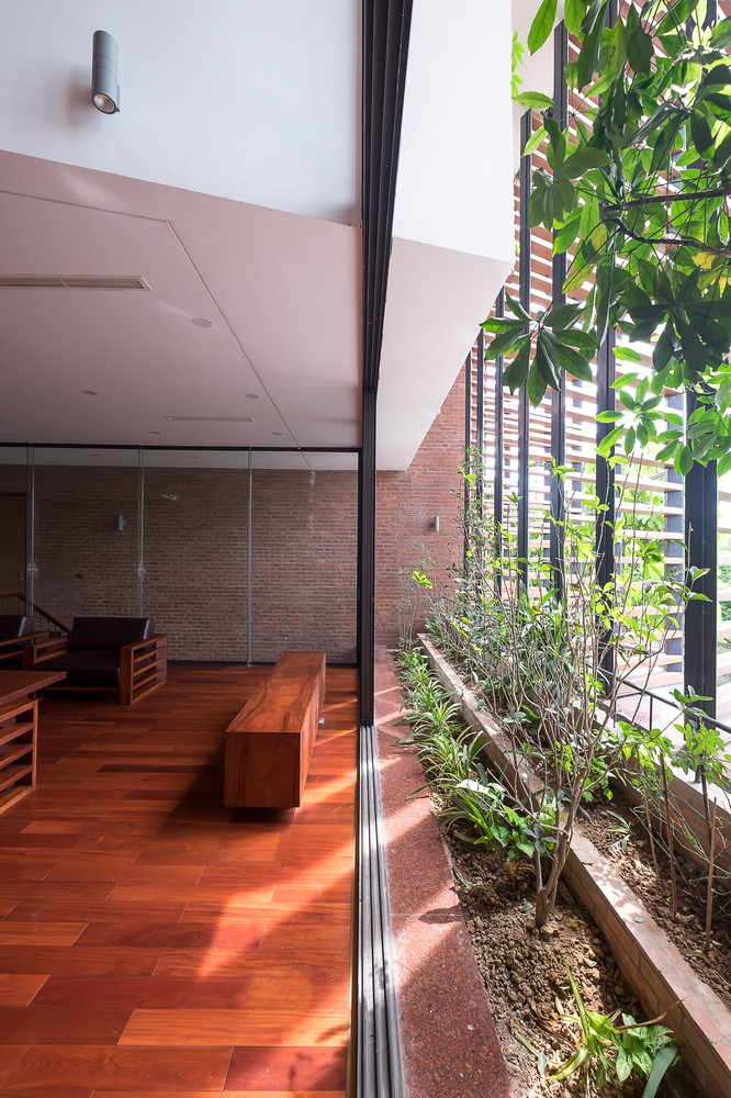 Hiệu ứng ánh sáng kết hợp cây xanh bố trí khắp không gian tạo ra trải nghiệm ấn tượng về thị giác.