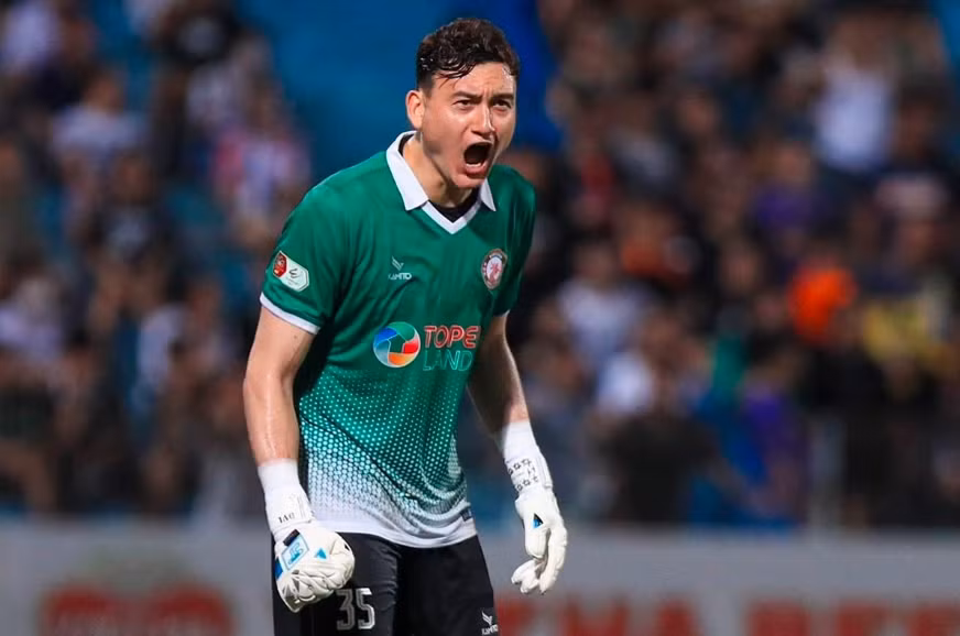 Đặng Văn Lâm sinh năm 1993, mang hai dòng máu Việt - Nga. Anh là thủ môn hàng đầu của bóng đá Việt Nam những năm qua. Hiện tại, Đặng Văn Lâm đang chơi cho CLB Topenland Bình Định. Ảnh: Công luận